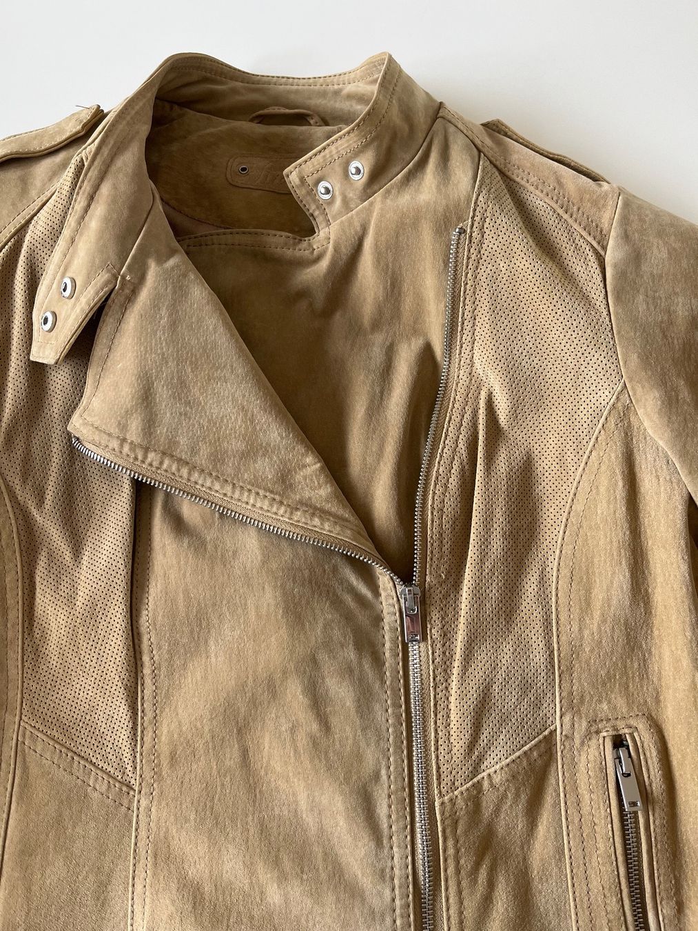 Giacche: Schöne beige Wildleder Jacke – Nuovo (secondo la descrizione) da Oetwil an der limmat venduto da Sual 3