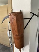 Rustikale Holz-Vase mit Sense und Rechen, Handarbeit
