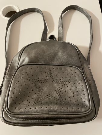 Sac à dos tendance argenté, idéal pour la saison!