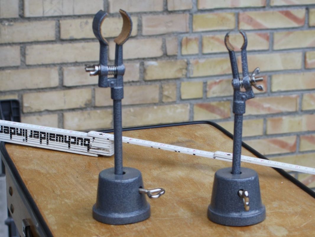 Sonstige Dekorationen & Accessoires: 2 VINTAGE LABOR STÄNDER HALTER – Gebraucht aus Wauwil von Pneuedy