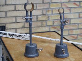 2 VINTAGE LABOR STÄNDER HALTER