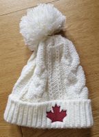 Strickmütze weiss mit rotem Ahornblatt, mit Bommel