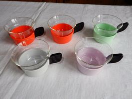 Vintage  70er - 5 Tassen - Glas und Plastik - farbig