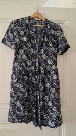 Sommerkleid hessnatur Blumenmuster dunkelblau Grösse 34