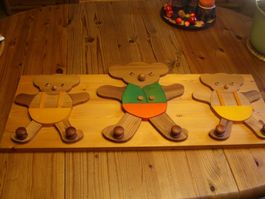 sehr schöne, grosse Massivholz Kindergarderobe, Bärensujet
