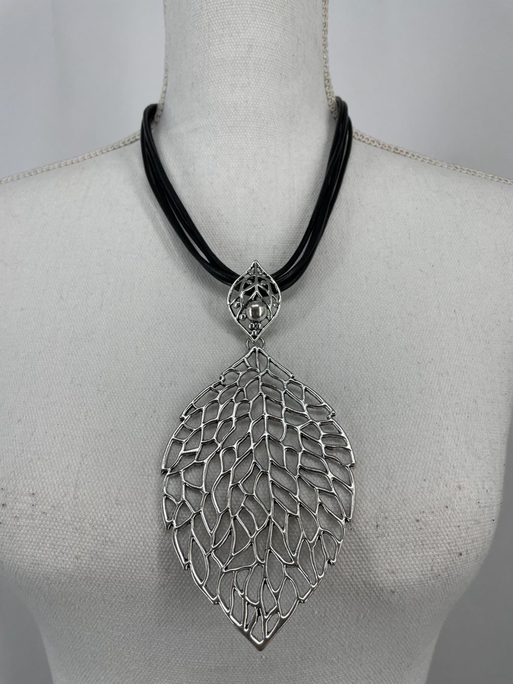 Catenine: Collier cordon noir/ feuille – Usato da Lausanne venduto da PlusValue_Lausanne