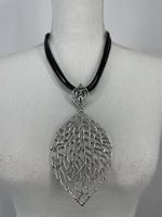 Collier cordon noir/ feuille