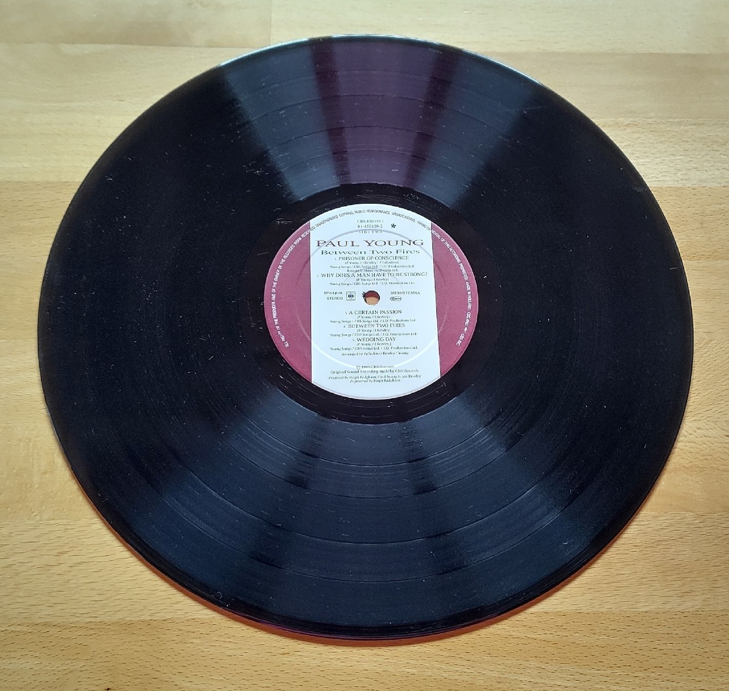 Schallplatten: Paul Young - Between Two Fires - Vinyl LP - Top Zustand! – Gebraucht aus Bonaduz von Gluehwuermchen44 4