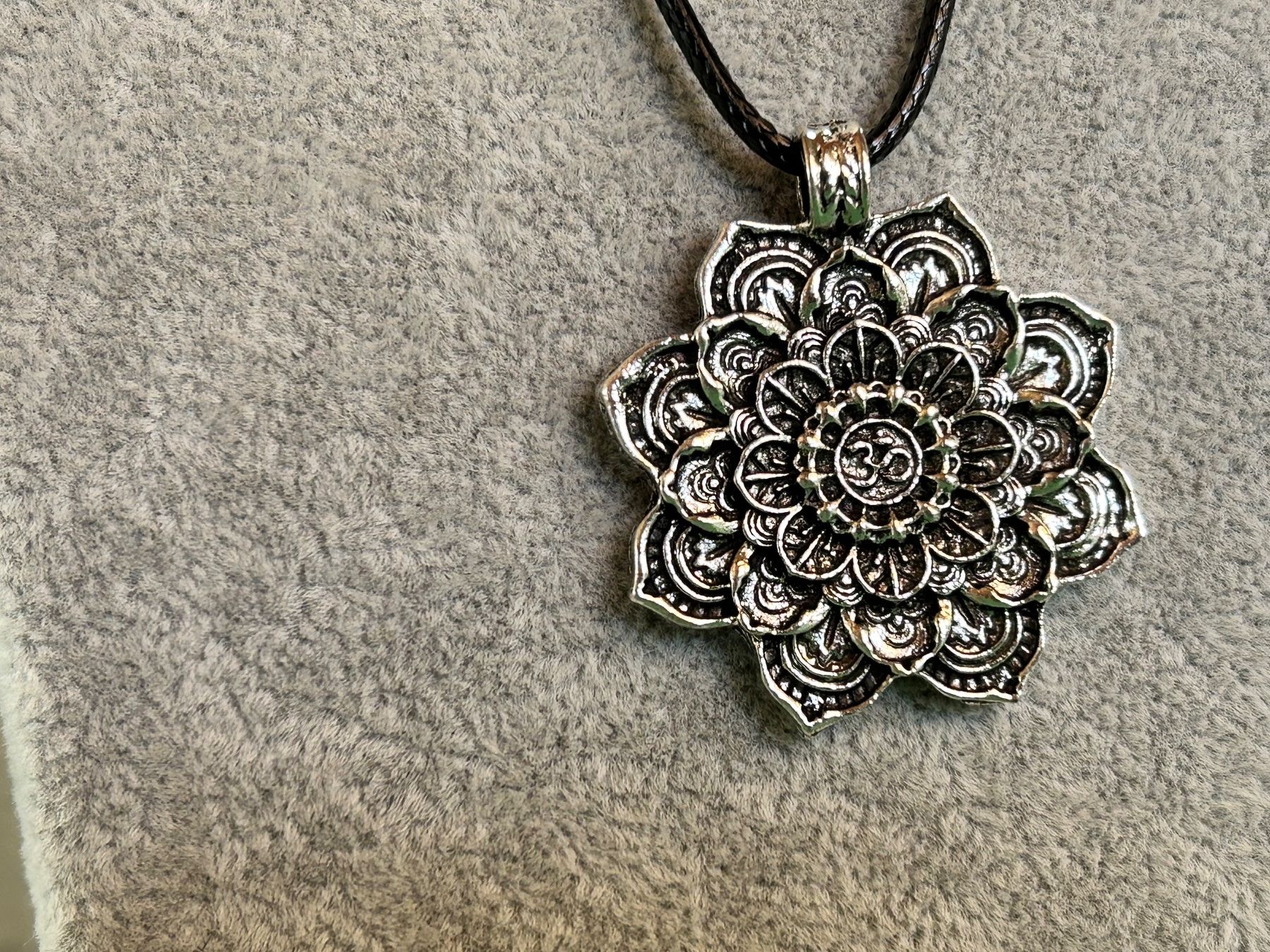 Ciondoli: Kette Lotusblüte "OM" FLOWER – Nuovo (secondo la descrizione) da Dittingen venduto da Bellevista 1