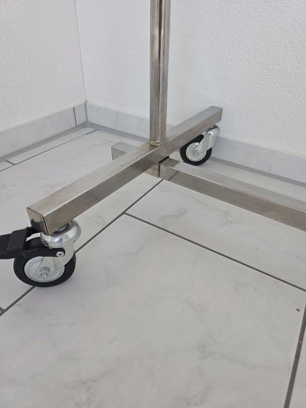 Garderobe: Kleiderständer Edelstahl Rollbar gebraucht – Gebraucht aus Neerach von TomBae 1