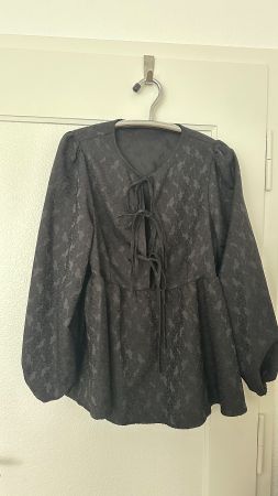 Chemisier noir à manches bouffantes, parfait pour l'été