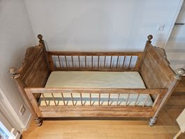 Antikes Kinderbett / Babybett aus Holz mit Matratze