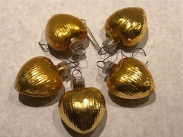 5 Stk. kleine, goldfarbene Herzchen-Anhänger aus Glas