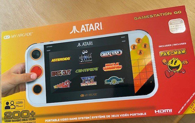 Atari Consoles: Arcade Atari Gamestation Go: Über 200 vorinstallierte Games – Neuf avec emballage d'origine à Bäch SZ par 24MusicAuktionen