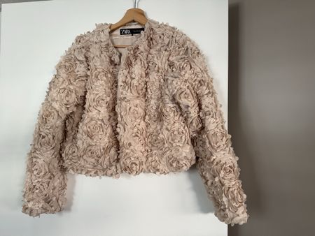 ZARA Jacke mit 3D-Blumenapplikationen – Beige/Rosé – Gr. M