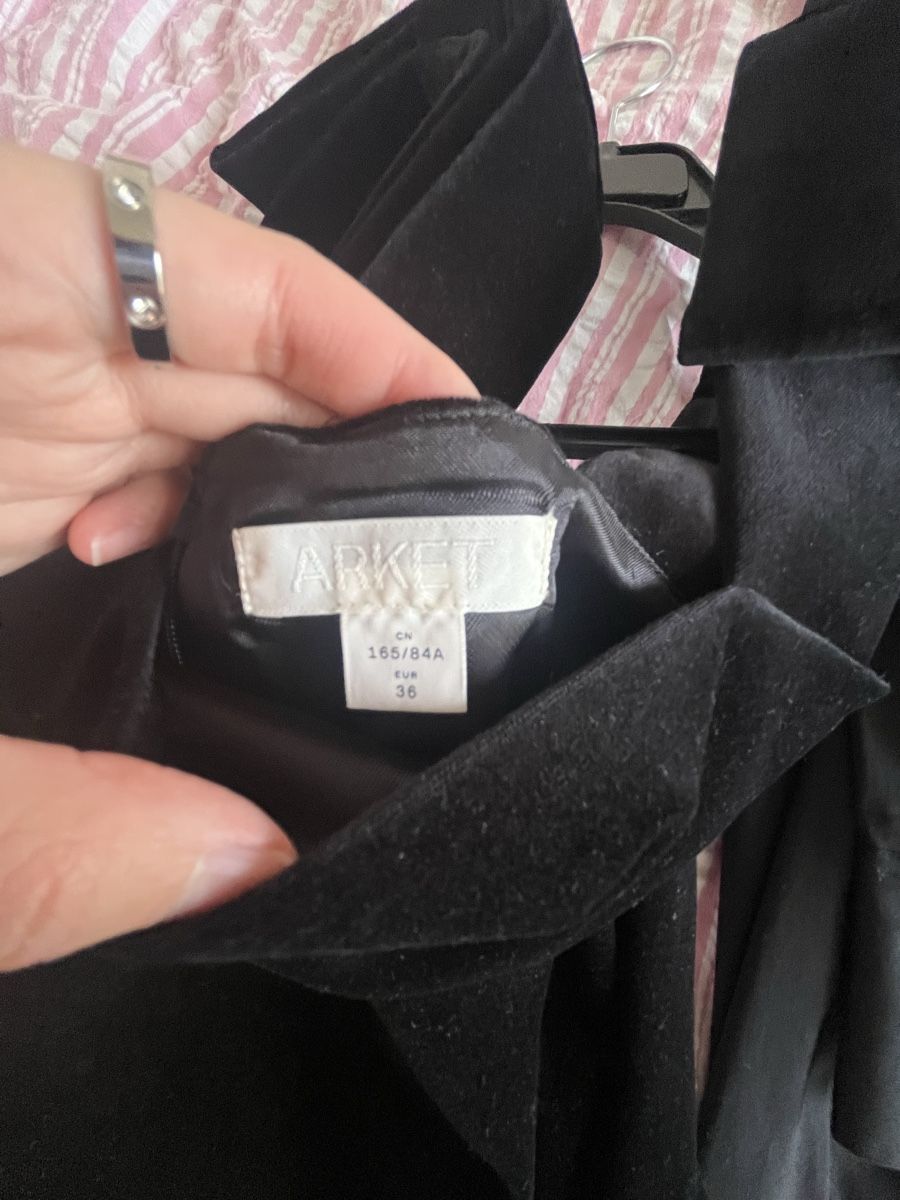 Vestiti: Arket Samtkleid mit Schleifenträgern – Nuovo e nell'imballaggio originale da Zürich venduto da Smartcookies 2