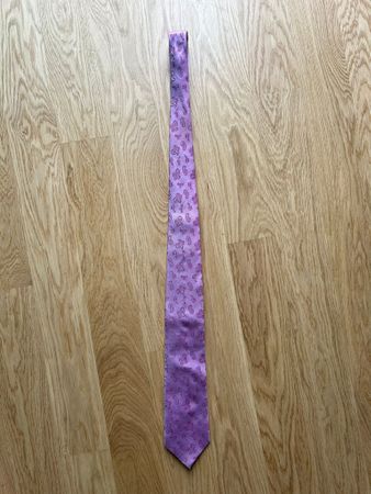Elegante Krawatte in Lila mit Muster
