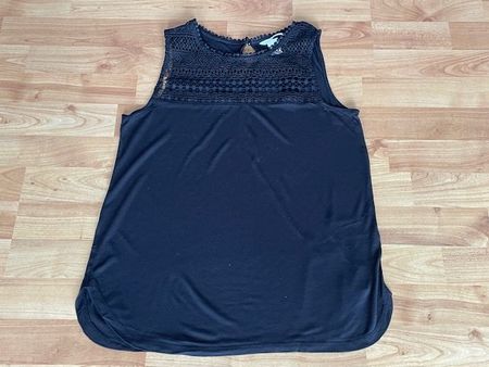 Damen Top schwarz mit Spitzenbesatz, Grösse S