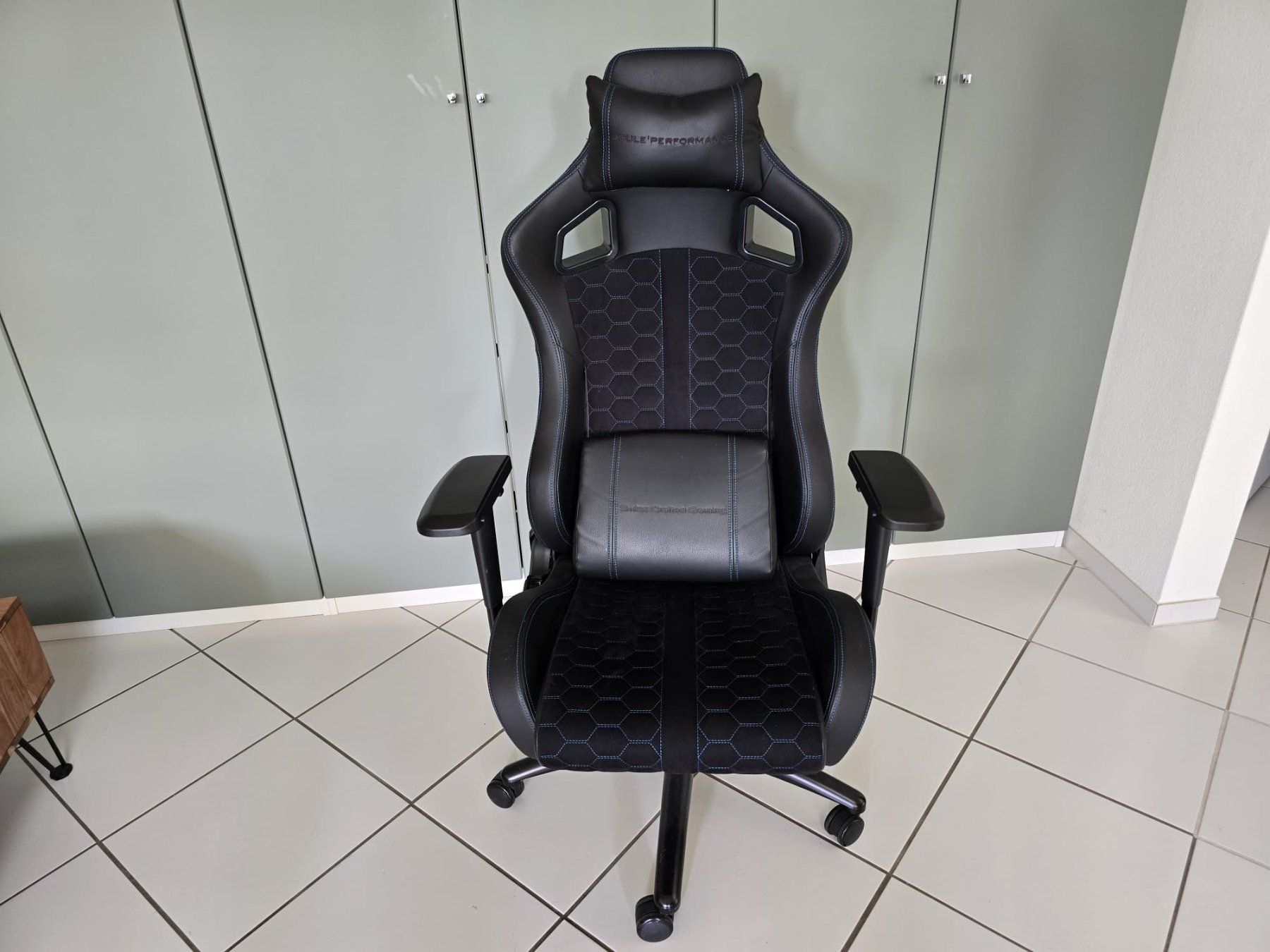 Sedie: Joule Performance Raid Gaming-Stuhl Alcantara Blau/Schwarz – Usato da Rapperswil SG venduto da blackout_7