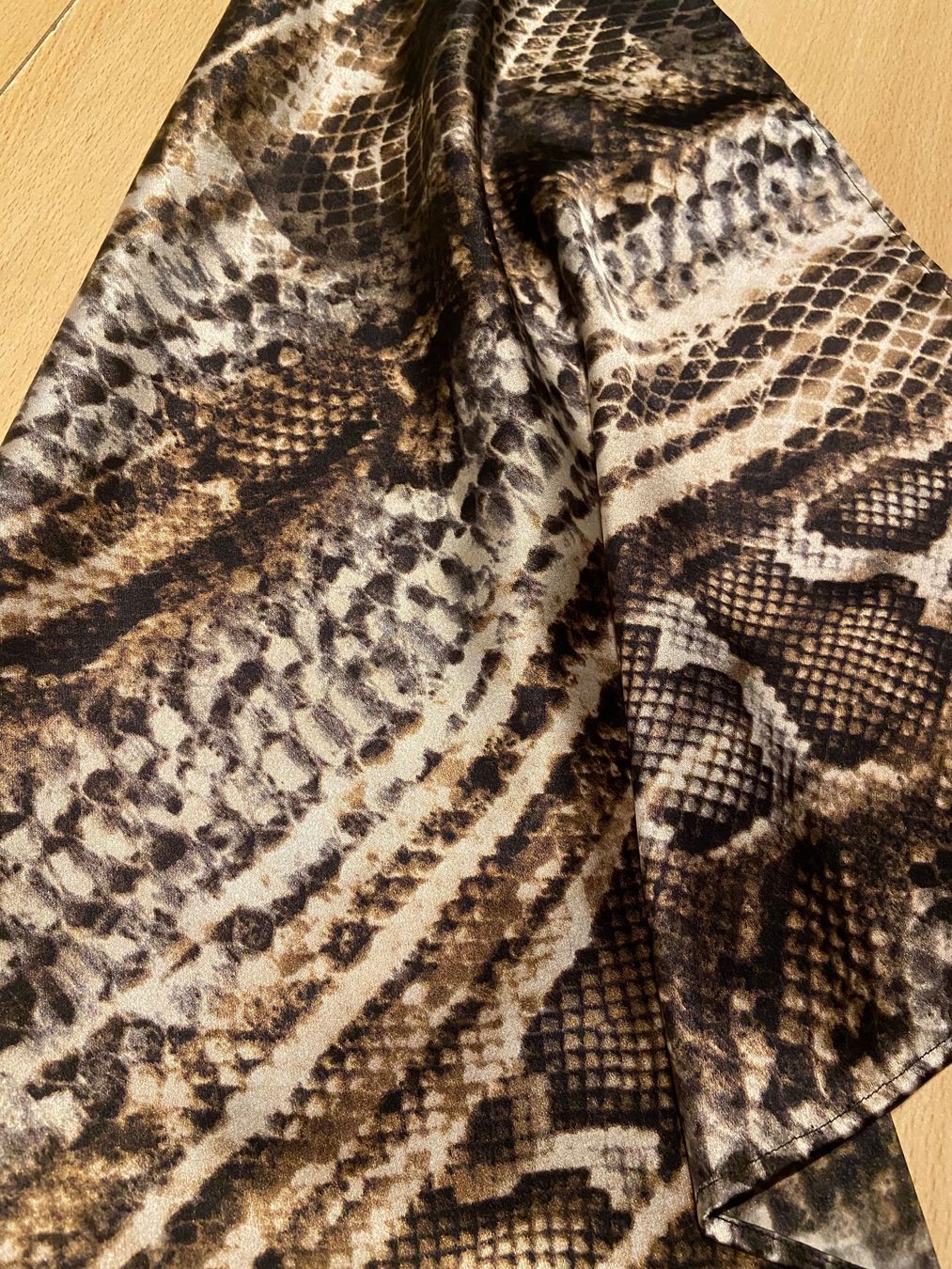 Foulard & Sciarpe: Carré De Soie/Foulard Imprimé Python 45 – Nuovo (secondo la descrizione) da Les Breuleux venduto da Ljldm01 3