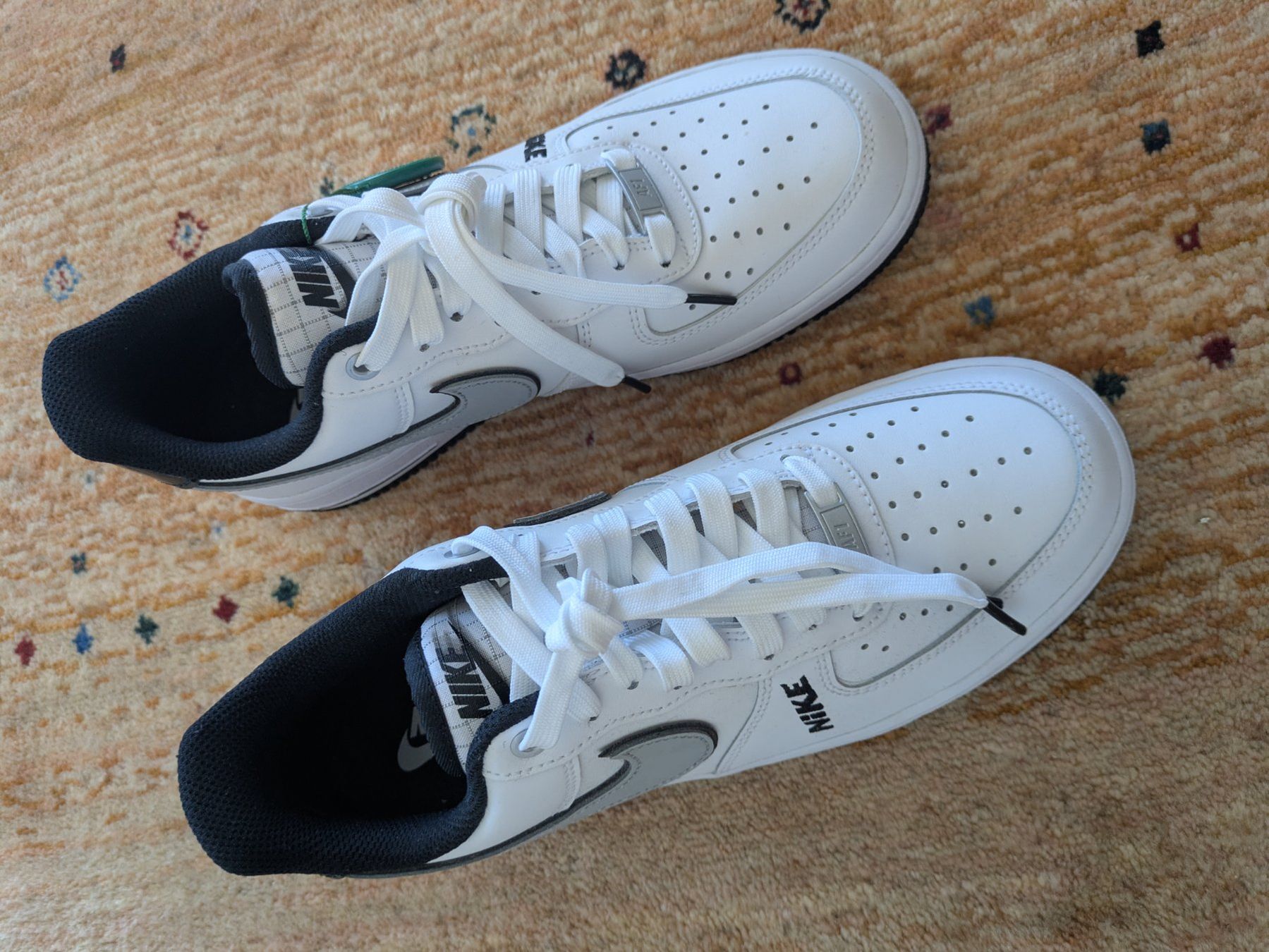Nike Scarpe da uomo: Nike Air Force 1 Low '07 White Grey Black. 40.5 / US 7.5 – Nuovo (secondo la descrizione) da St. Gallen venduto da Jmelmuka