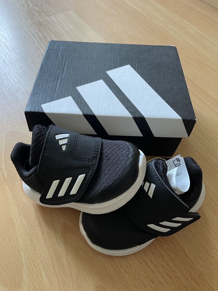 Adidas Schuhe für Jungen: Adidas Turnschuhe Grösse 19 – Neu (gemäss Beschreibung) aus Niedergösgen von misterio02