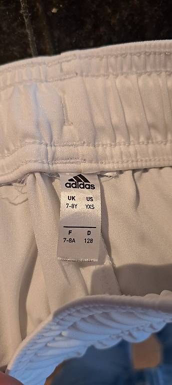 Hosen: 2 Adidas Shorts Gr. 128 cm – Gebraucht aus Brunnen von Rodge 1