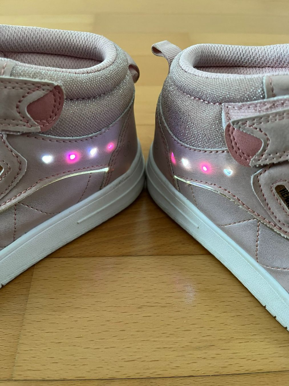 Schuhe für Mädchen: Mädchen Sneaker mit Blinkfunktion, Gr. 35 – Gebraucht aus Muttenz von Juvenile33 8