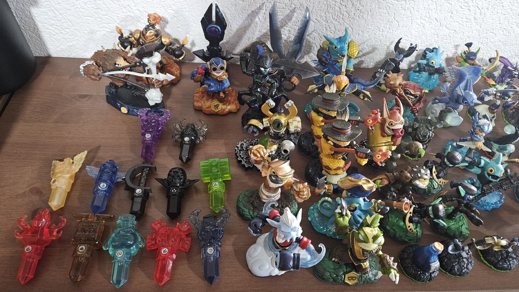 Giocattoli: Lot de figurines Skylanders avec accessoires divers – Usato da Monthey venduto da N3D