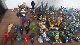 Lot de figurines Skylanders avec accessoires divers