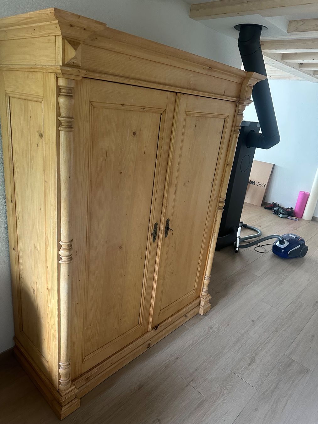 Schränke: Holzschrank (antik) – Gebraucht aus Hirzel von Harp079340