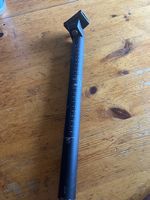 Tige de selle de vélo en métal noir.