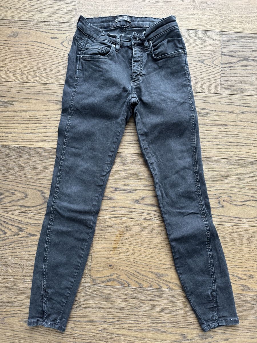 Zara Jeans: Schwarze Jeans, Gr. 34 – Usato da Frasnacht venduto da spiro23