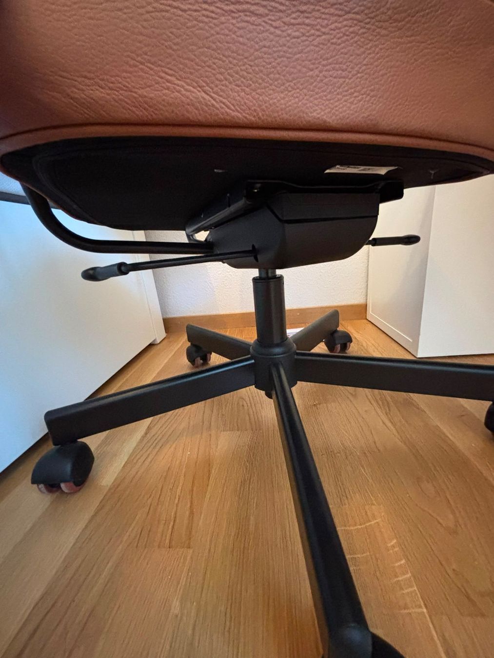 Sedie: Golden-brown leather office chair – Usato da Chêne-Bougeries venduto da fla_8cbf 2