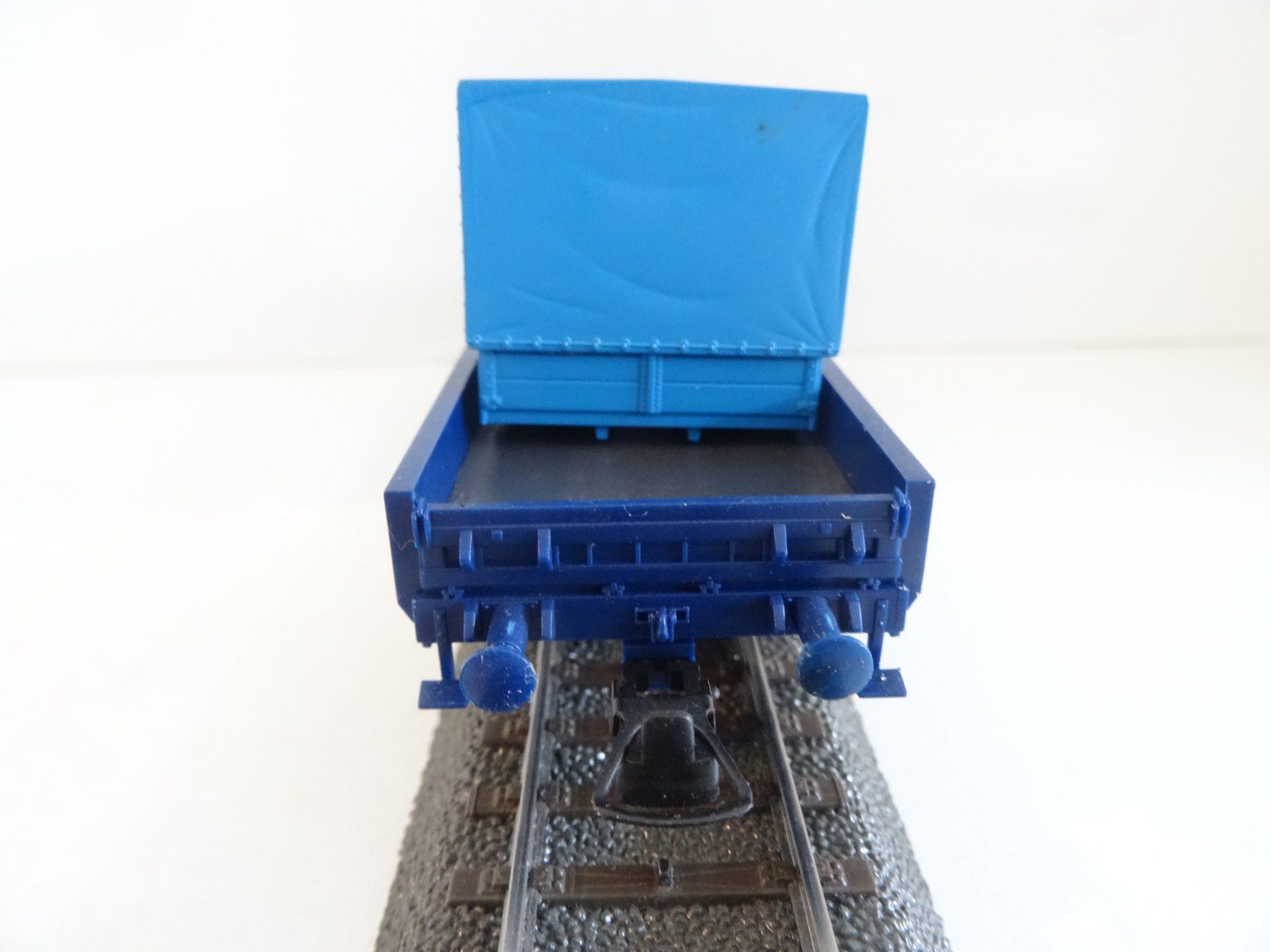 Roco Modellini di ferrovie: Roco H0 Güterwagen mit Container – Nuovo (secondo la descrizione) da Hochdorf venduto da Teger02 2