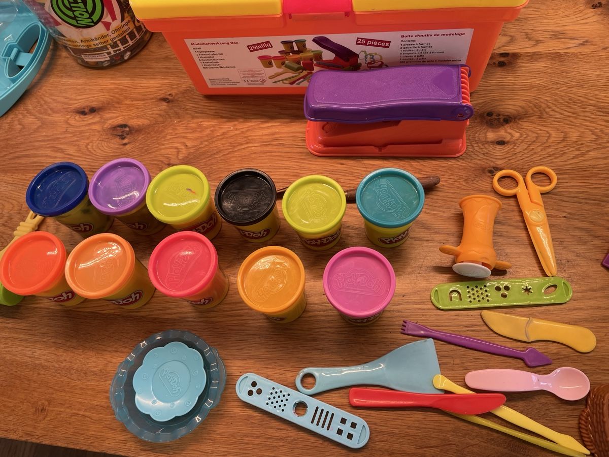 Kit bricolage: Basteln: Perlen, Knete, Schrumpffolie  – Usato da Niederbüren venduto da Poschti_19 7
