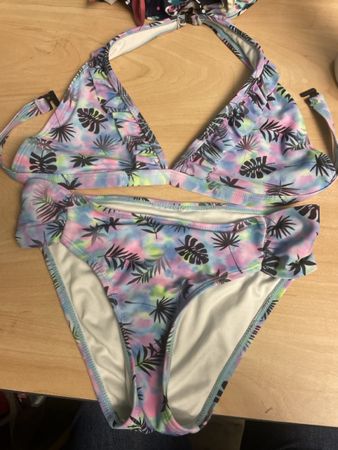 Sommerlicher Bikini mit Palmen Muster, Gr.152Top Zustand