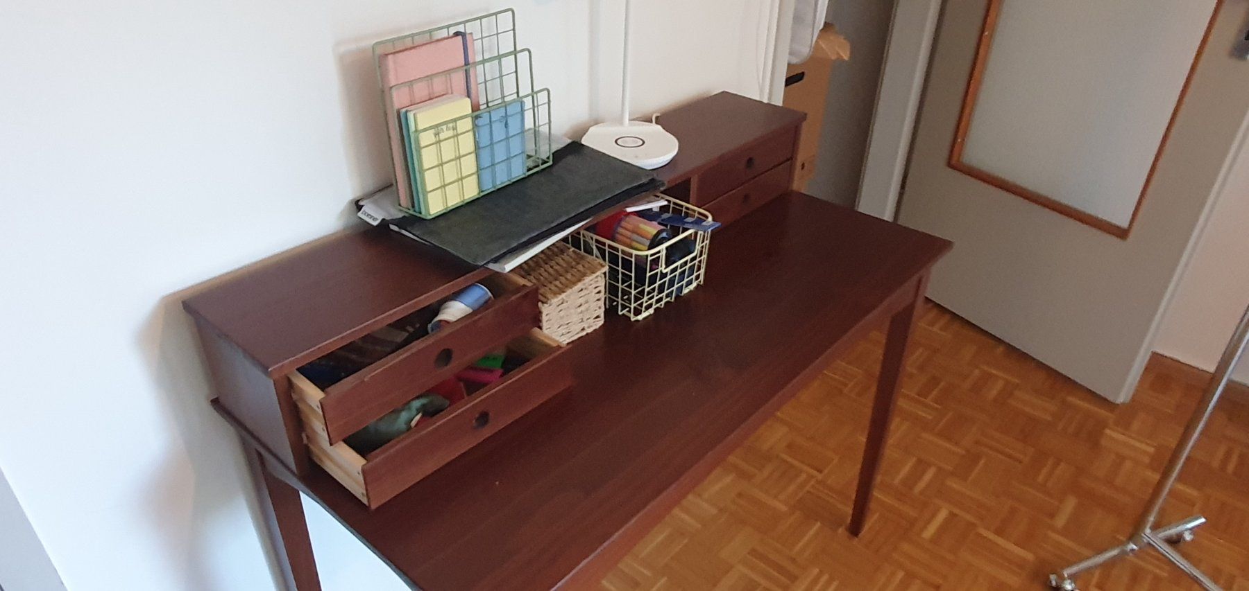 Bureaux: Arbeitstisch dunkles Holz – D'occasion à Basel par val_6mjk 2