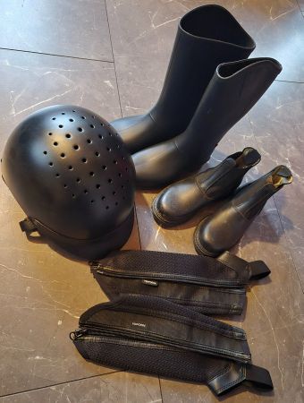 REITAUSRÜSTUNG KIND:Reithelm, Stiefeletten, Chaps & Stiefel