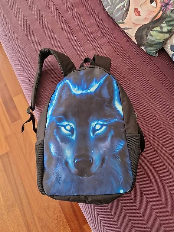 Zaini: Geräumiger Rucksack mit auffälligem Wolf-Motiv – Usato da Luzern venduto da Lin_1970