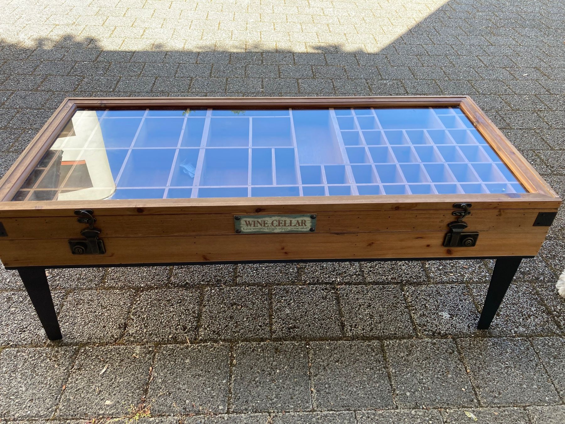 Set di tavolo e panche: Couchtisch / Sammlertisch mit Glasplatte, 122x55cm Top! – Usato da Nussbaumen AG venduto da car_7b54 3