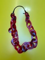 Modische Gliederkette in Rot – auffälliges Designer-Statemen
