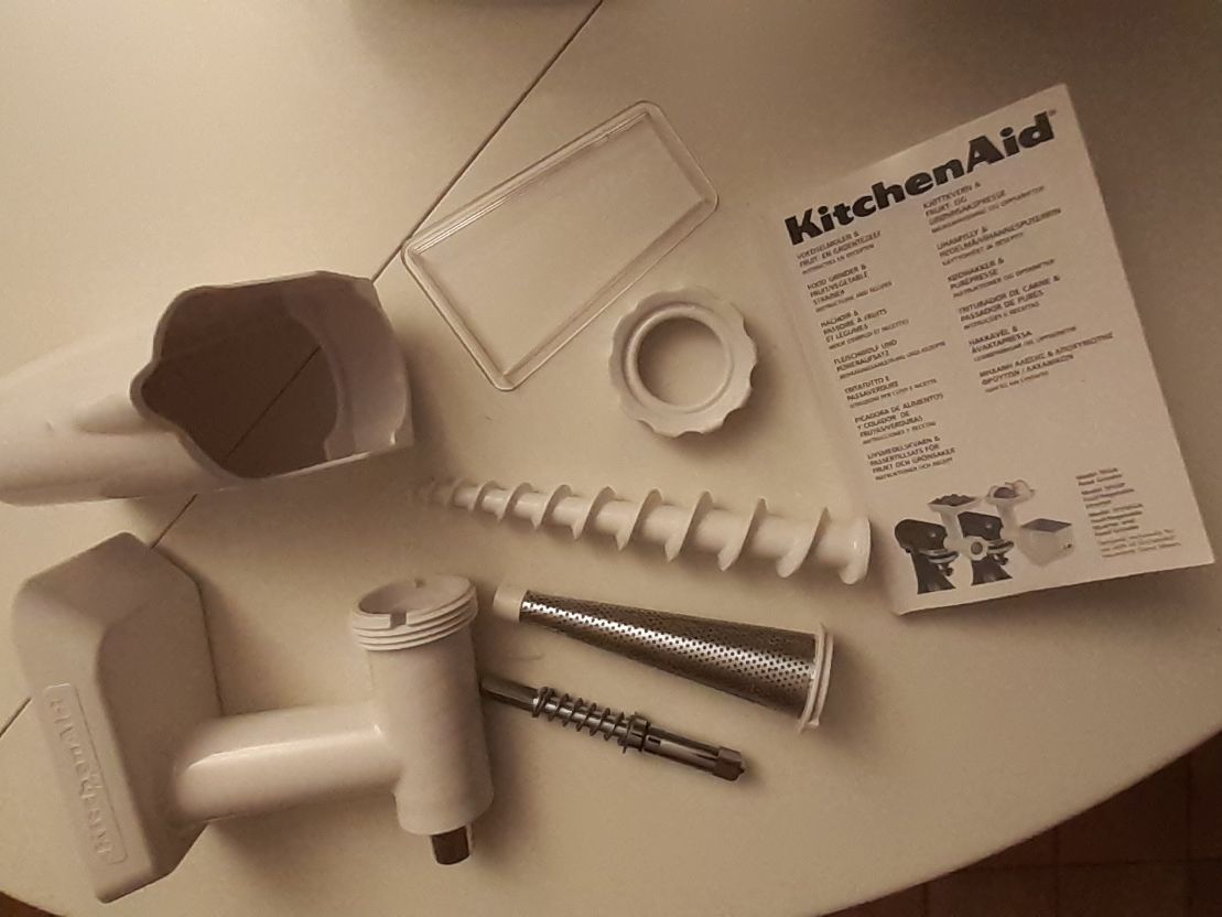Kitchenaid Küchengeräte: KitchenAid Artisan 4.8L noir, 5KSM150 avec accessoires – Gebraucht aus Courtaman von Rmoleson 4