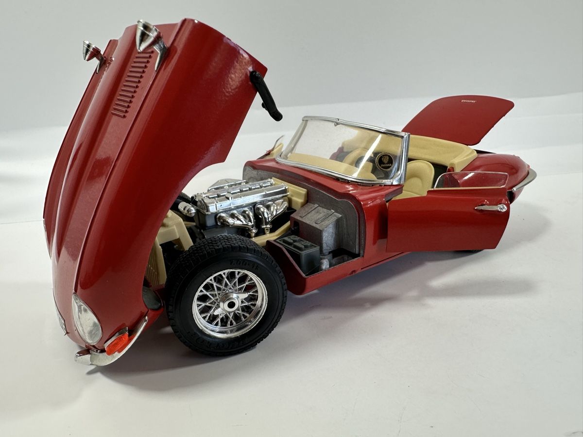 Bburago Voitures modèles: 1961 Jaguar E Type 1:18, rot, BBURAGO  – D'occasion à Zofingen par rf9_x2xt 8