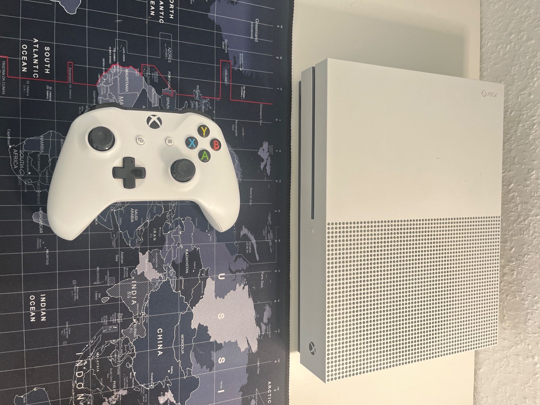Microsoft Console: Xbox One S 1TB Console - White - Includes Controller – Usato da Chêne-Bourg venduto da ira_wj87 2