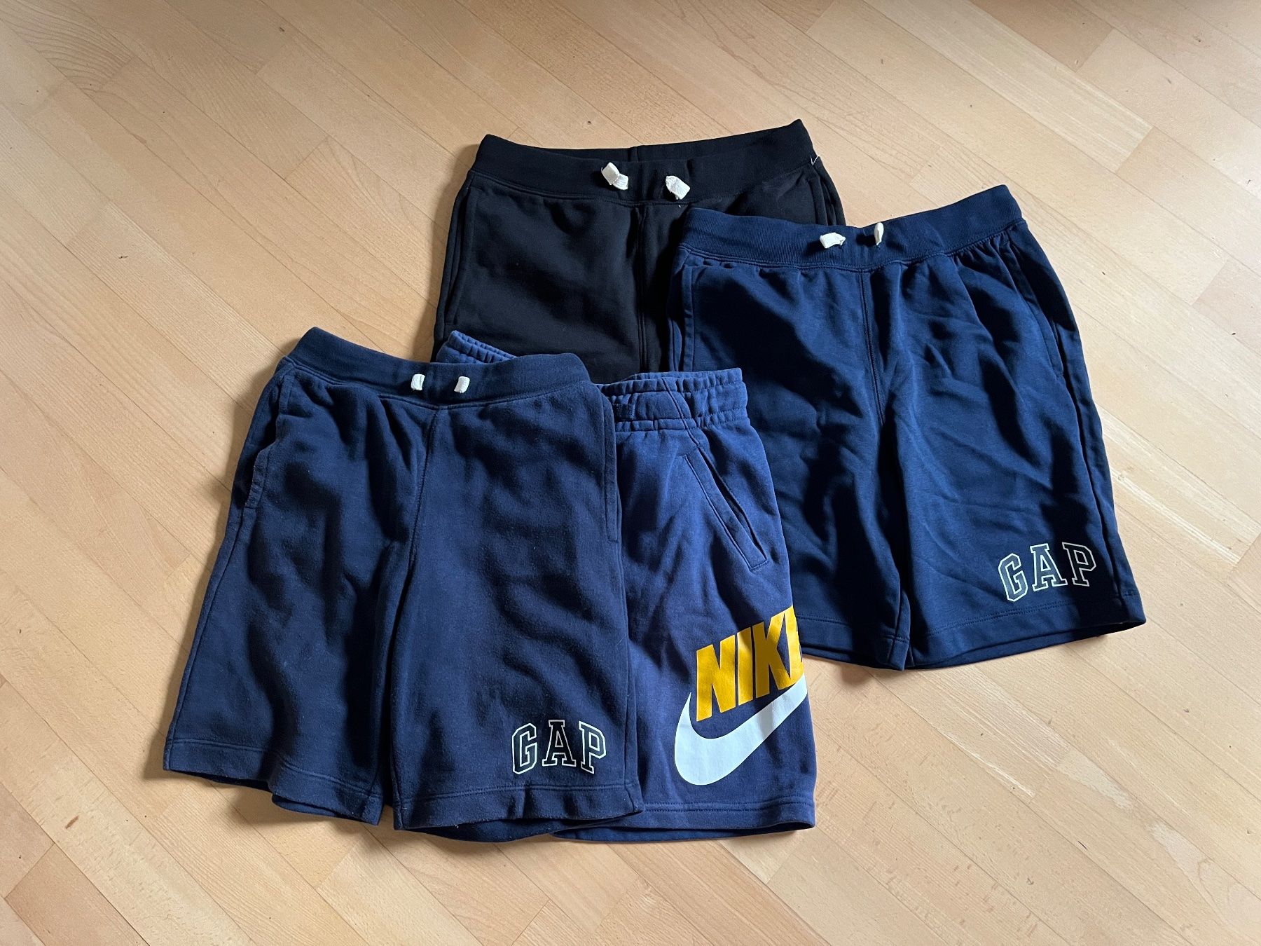 Kleiderpakete & -sets: 4 Sporthosen GAP/Nike – Neu (gemäss Beschreibung) aus Zürich von emily02
