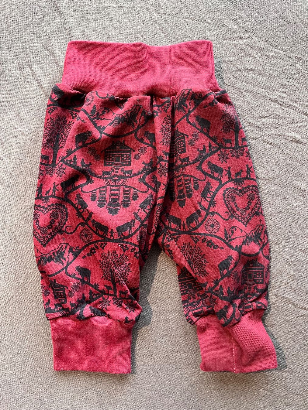 Pantaloni: 1 Kinderhose selbst genäht – Nuovo e nell'imballaggio originale da Büsserach venduto da bor_s88m