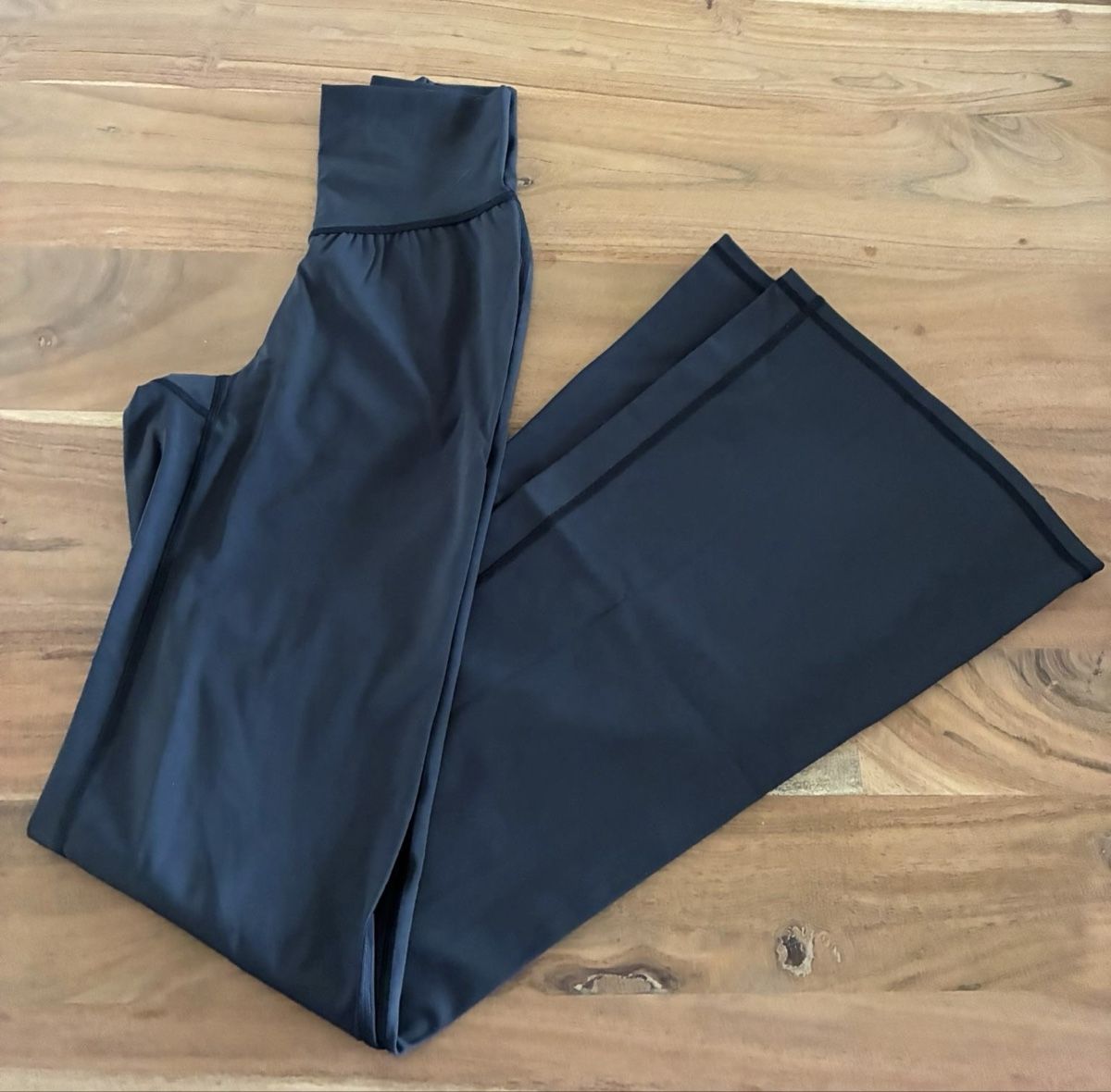 Gymshark Leggings: Gymshark Elevate Flared Leggings 2.0 S Neu – Nuovo e nell'imballaggio originale da Herisau venduto da dav_7zn2 2