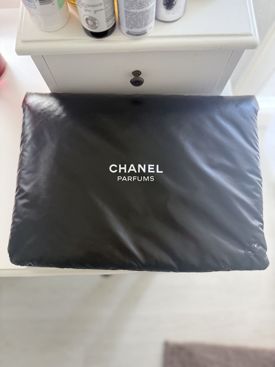 Chanel Kosmetikkoffer: Chanel Pouch / Clutch – Gebraucht aus Winterthur von Skerk18