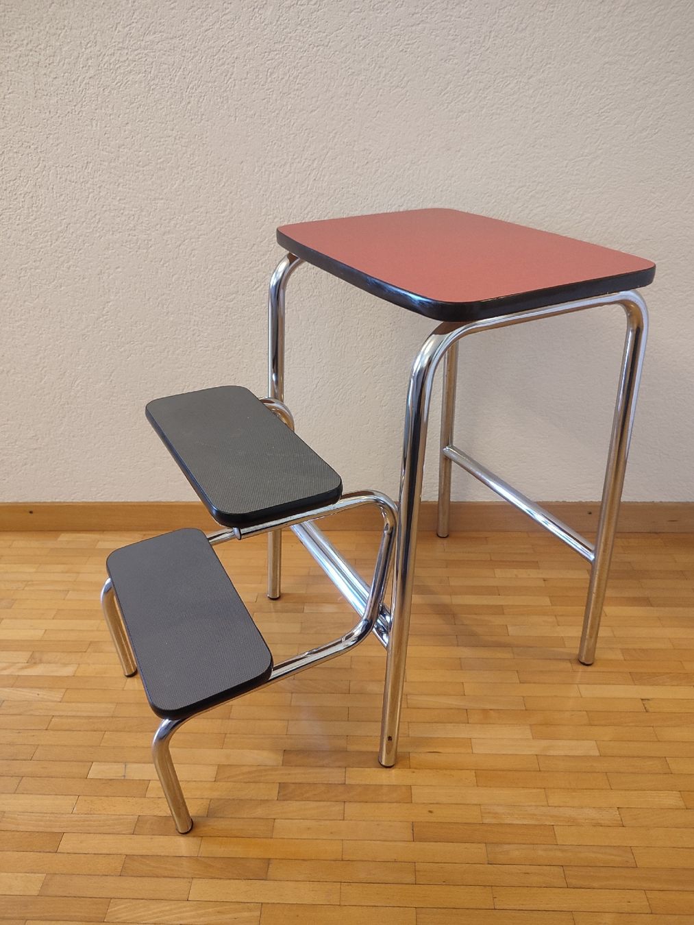 Sgabelli: Tabouret en Formica vintage – Usato da Bougy-Villars venduto da Vogue
